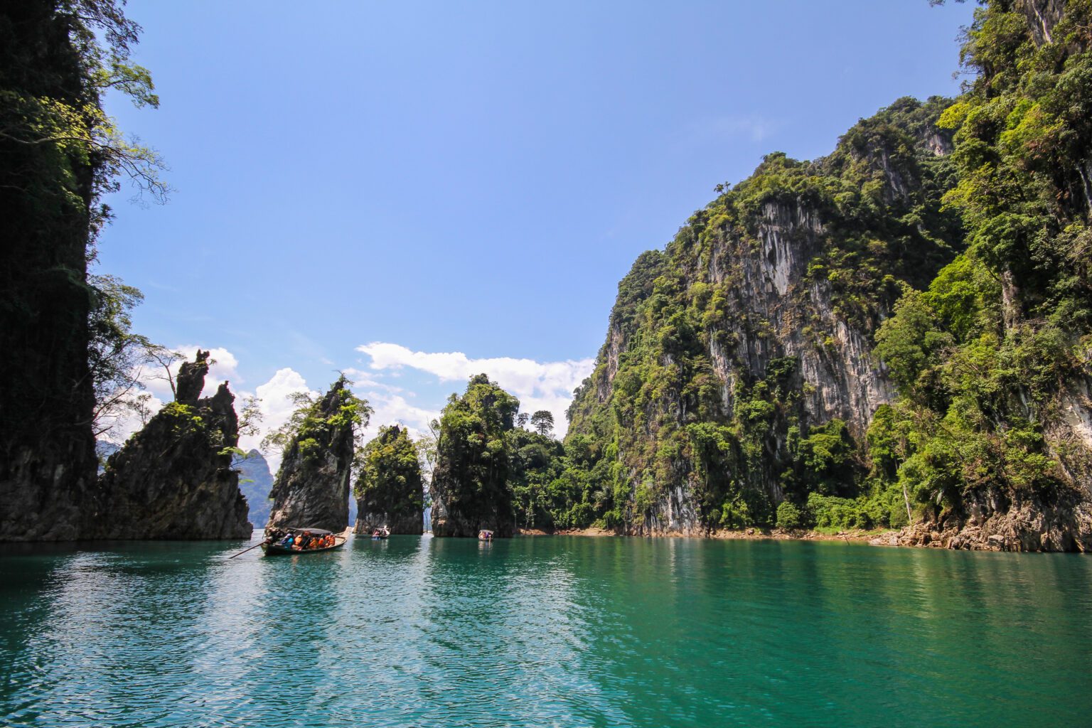 Jezioro Cheow Lan w parku Khao Sok