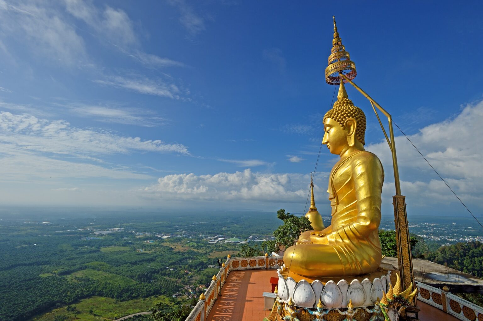 Złoty posąg Buddy na szczycie świątyni Wat Tham Suea w Krabi