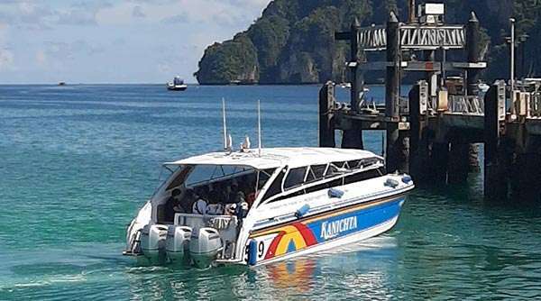 Speedboat przy pomoście na Phi Phi