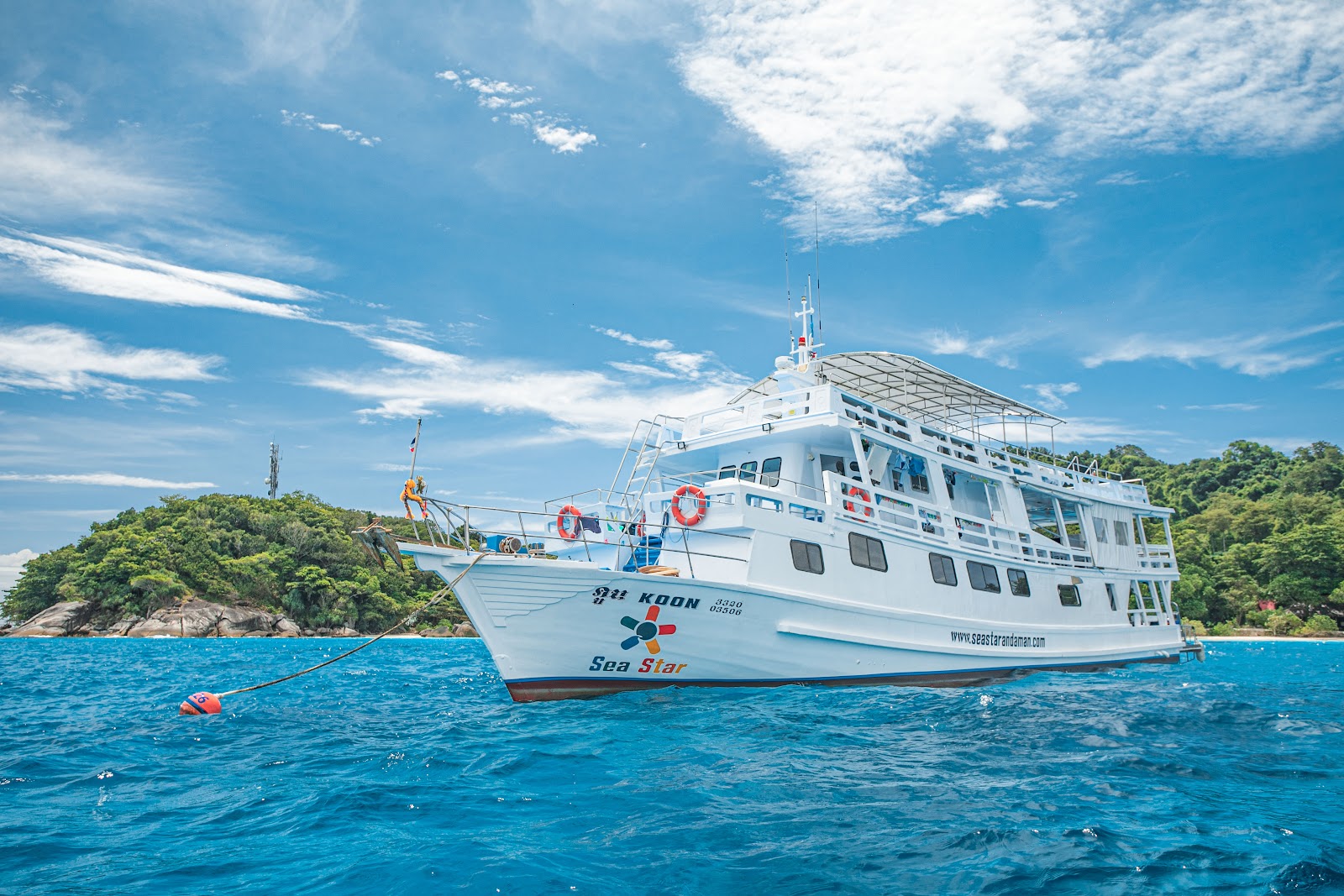 MV Koon zakotwiczona przy Similanach