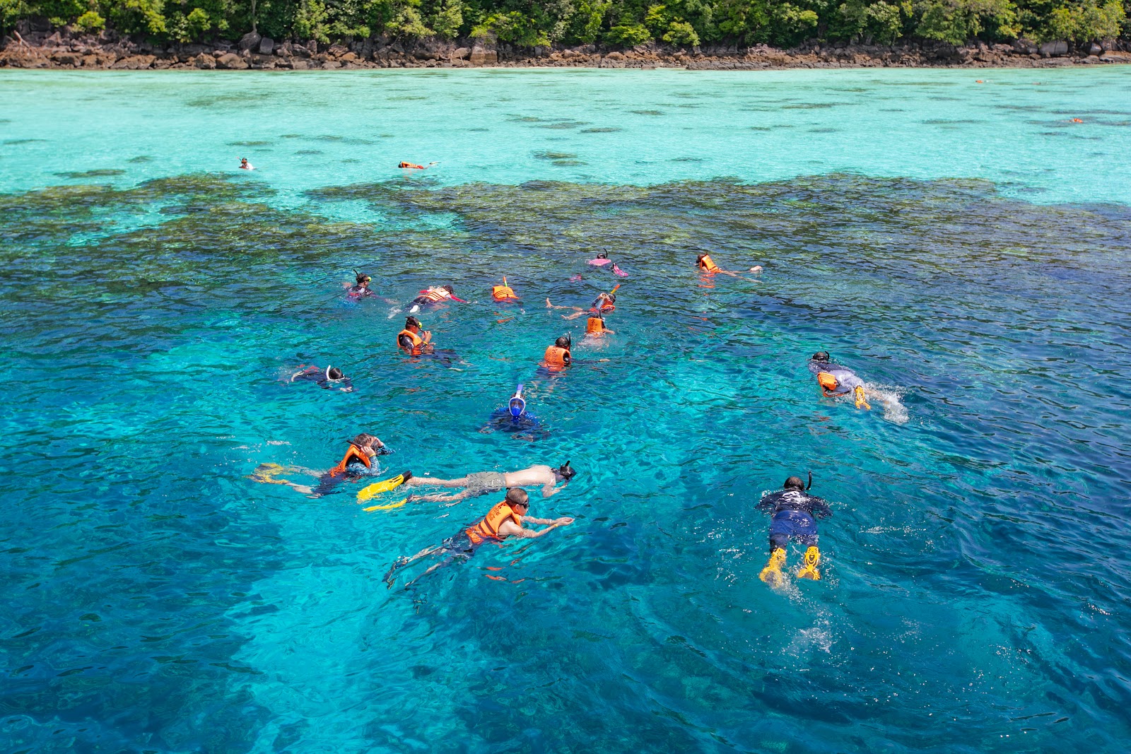 Snorkeling na rafie przy wyspach Surin