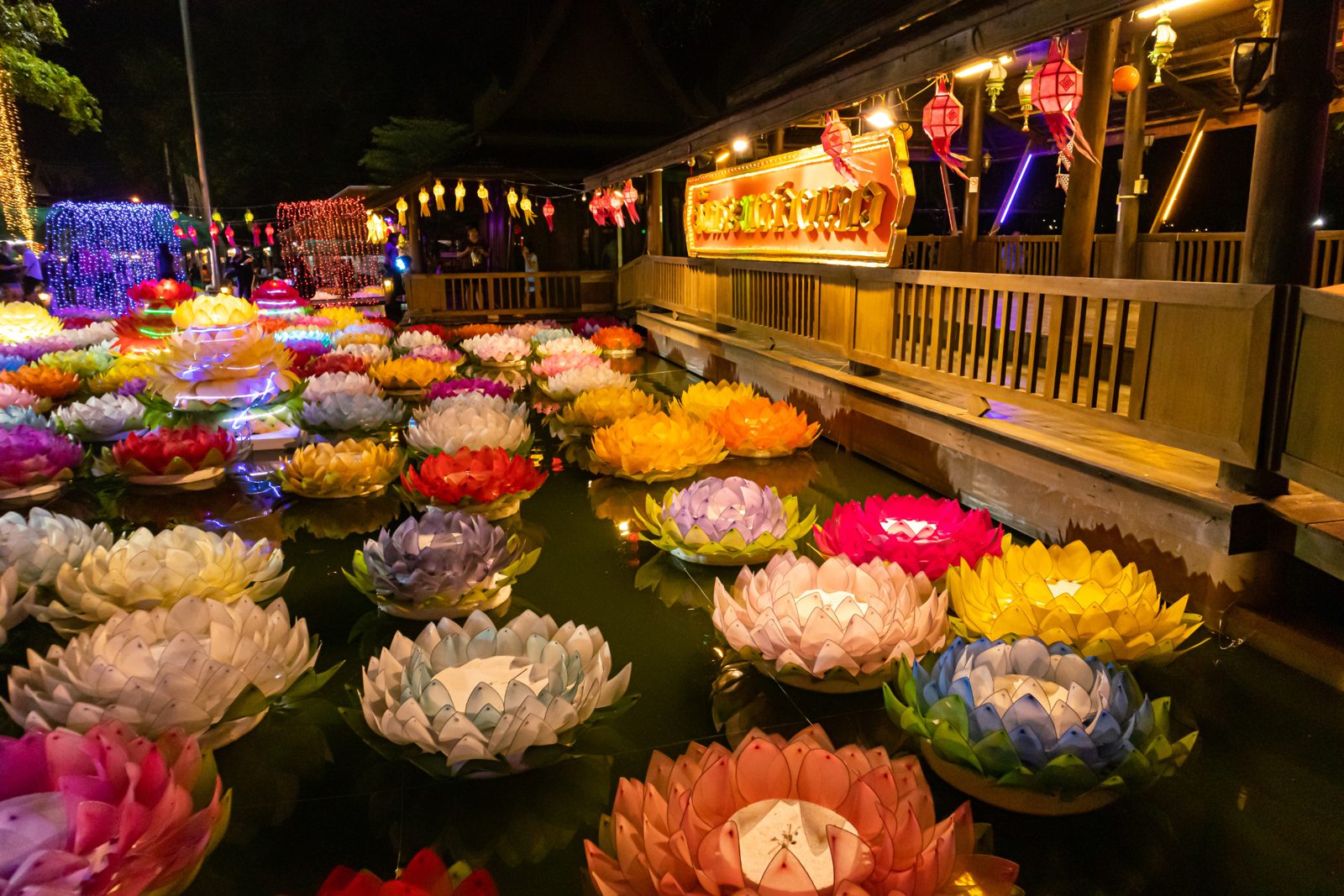 Kolorowe kratongi na wodzie podczas festiwalu Loy Krathong w Tajlandii w listopadzie