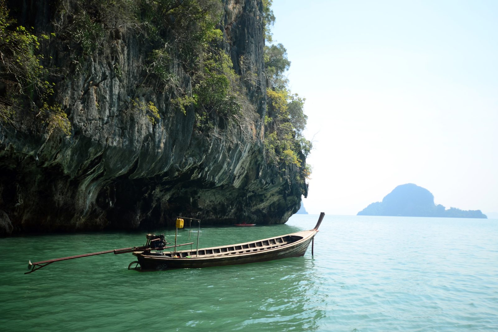 Tradycyjna łódź longtail na morzu w Tajlandii – cel podróży po wypełnieniu thailand digital arrival card tdac