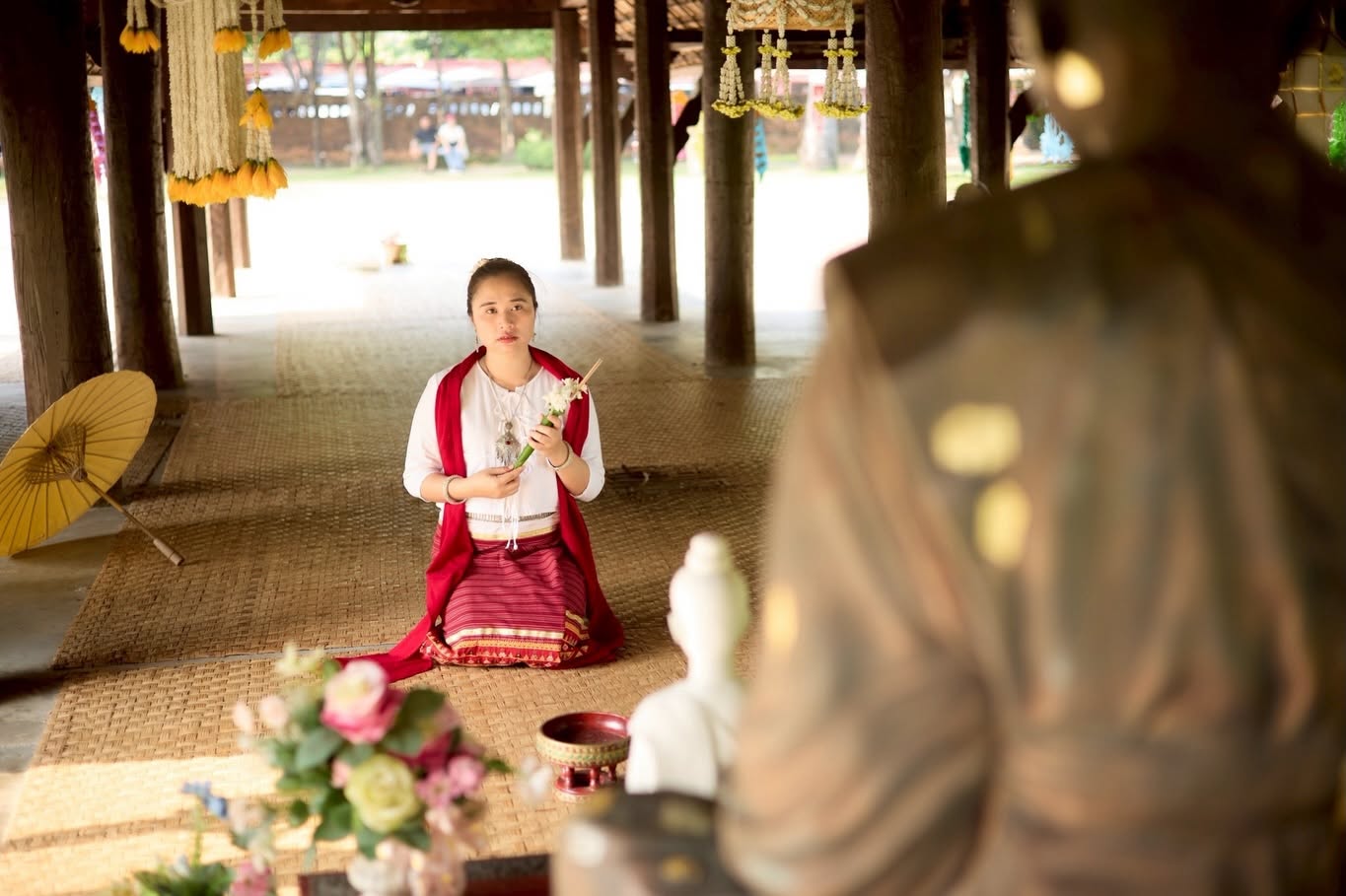 Tradycyjny strój Lanna w świątyni Wat Ton Kwen w Chiang Mai