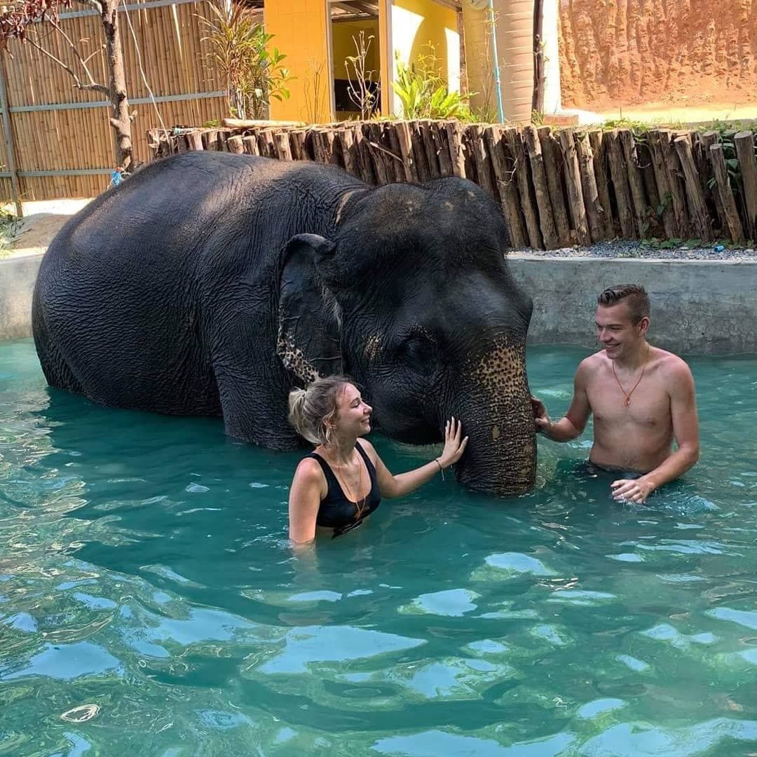 Turyści podczas kąpieli ze słoniem w sanktuarium na Phuket