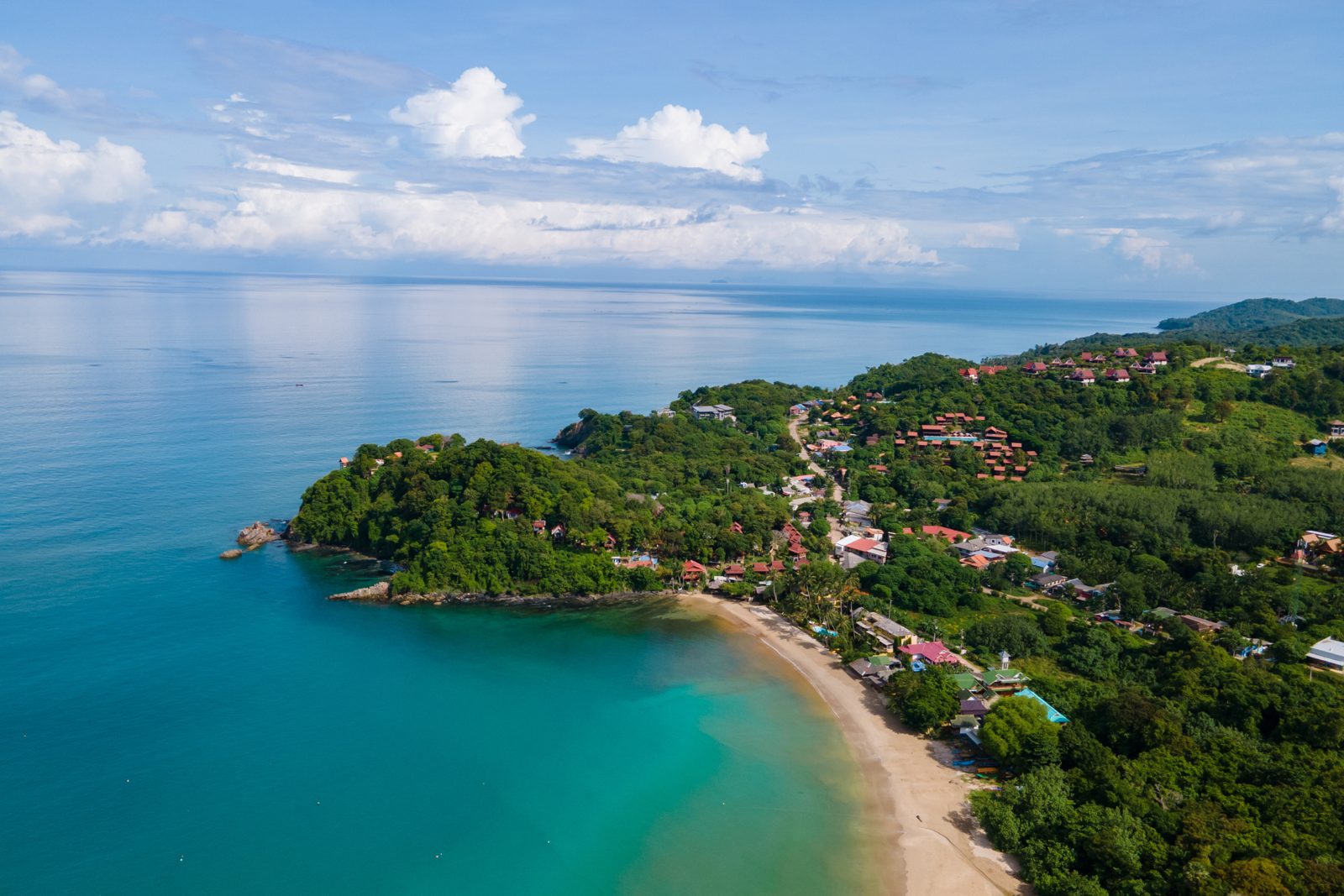 Widok z lotu ptaka na zatokę Kantiang Bay na Ko Lancie z plażą i dżunglą