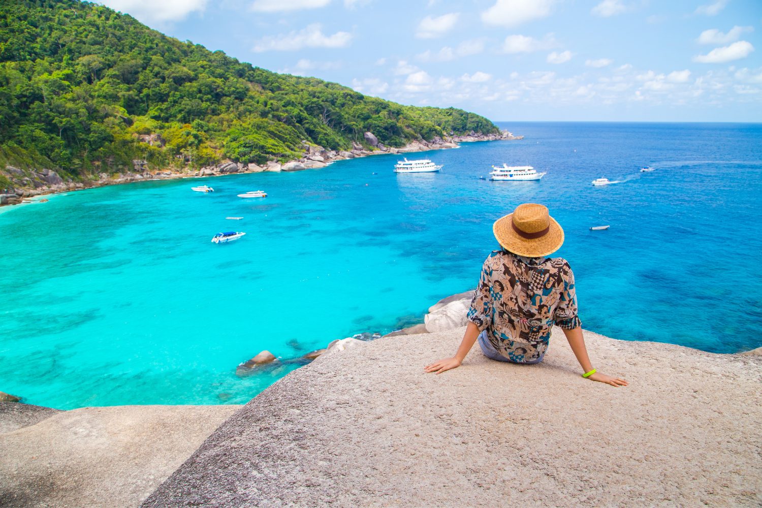 Widok z punktu widokowego na turkusową zatokę Wysp Similan z łodziami i plażą