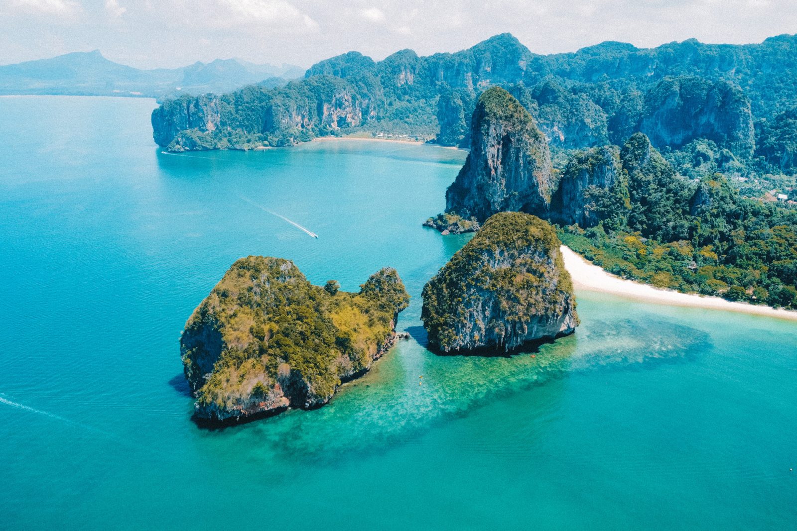 Plaża i wysepki w okolicach Railay w Krabi w słoneczny dzień