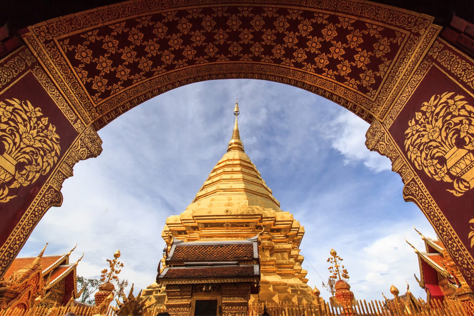 Złota chedi świątyni Wat Phra That Doi Suthep w Chiang Mai w słoneczny dzień
