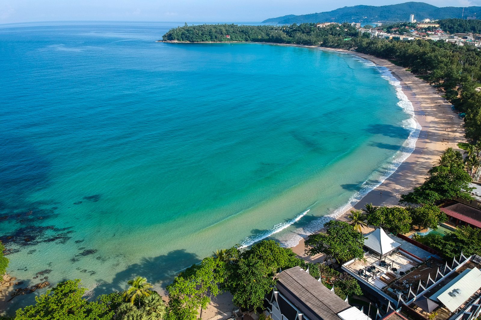 Widok z góry na plażę Kata na Phuket z turkusowym morzem i zabudową w tle