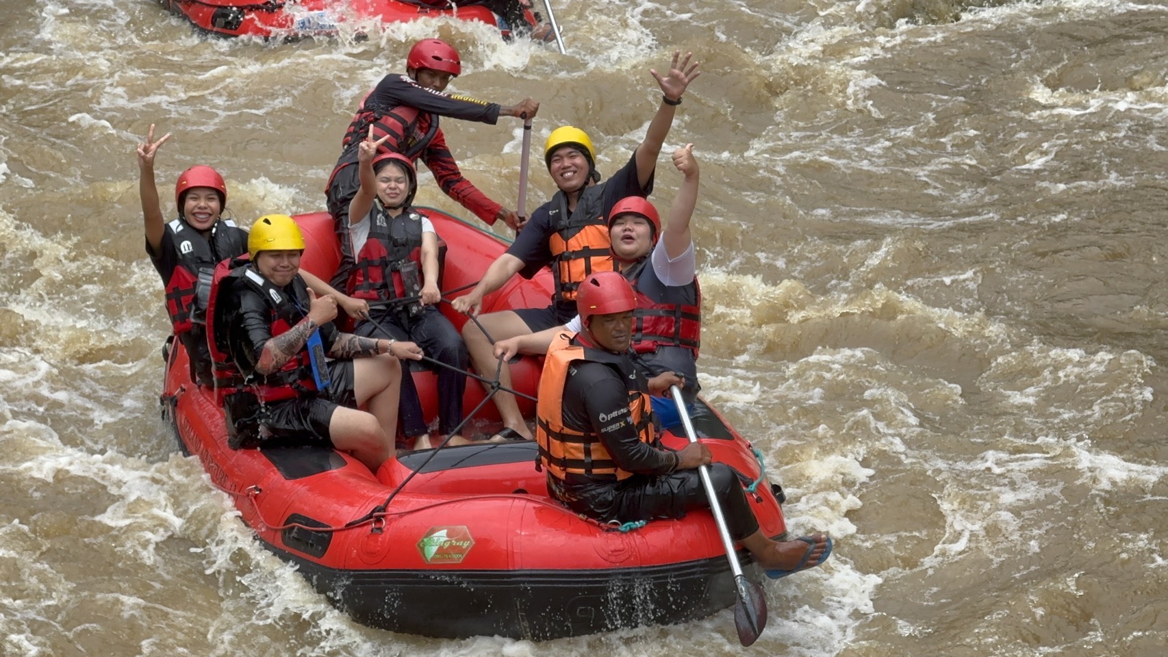 Rafting na rzece w Phang Nga – ponton w spienionej wodzie