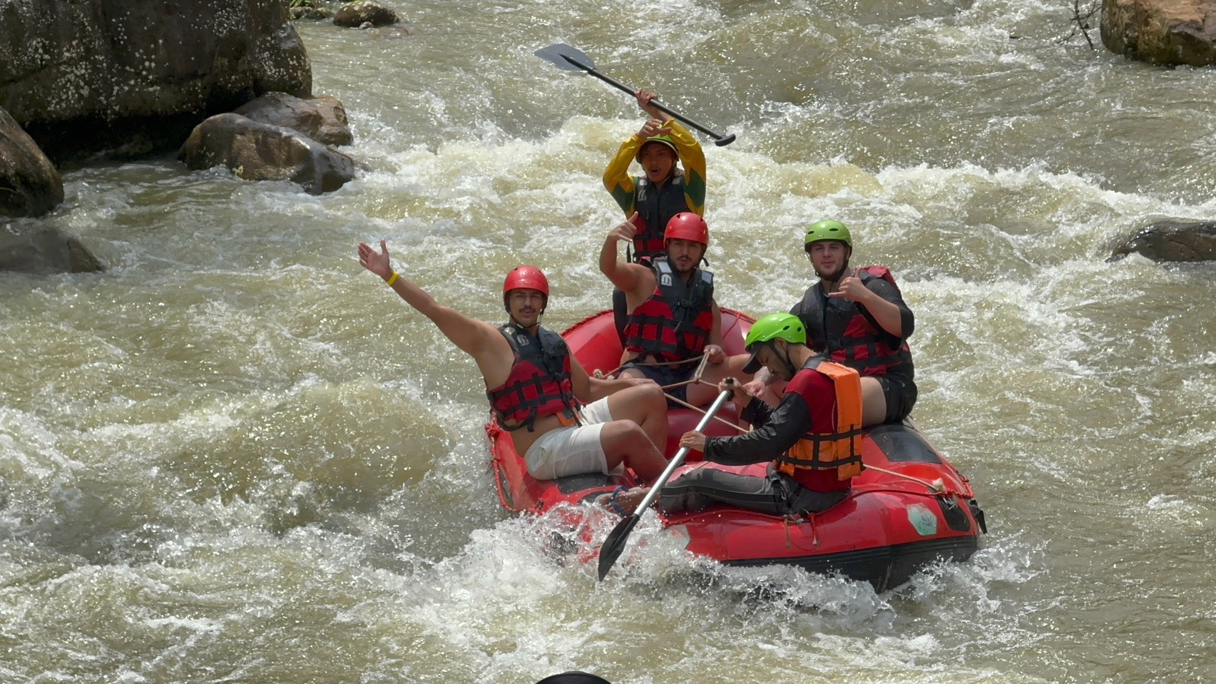 Rafting – załoga pontonu na bystrzu