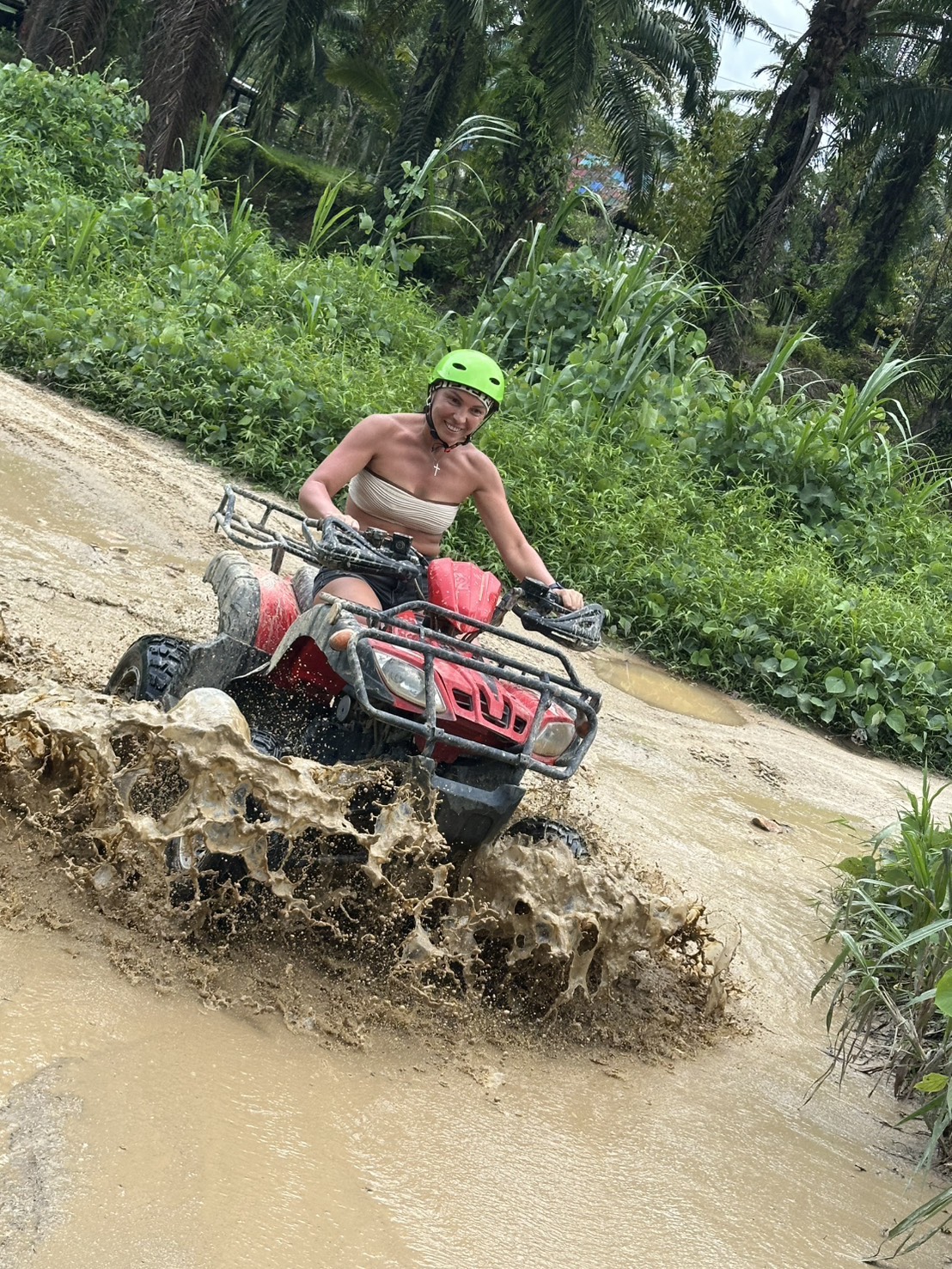Quad (ATV) przejeżdża przez błotnisty strumień