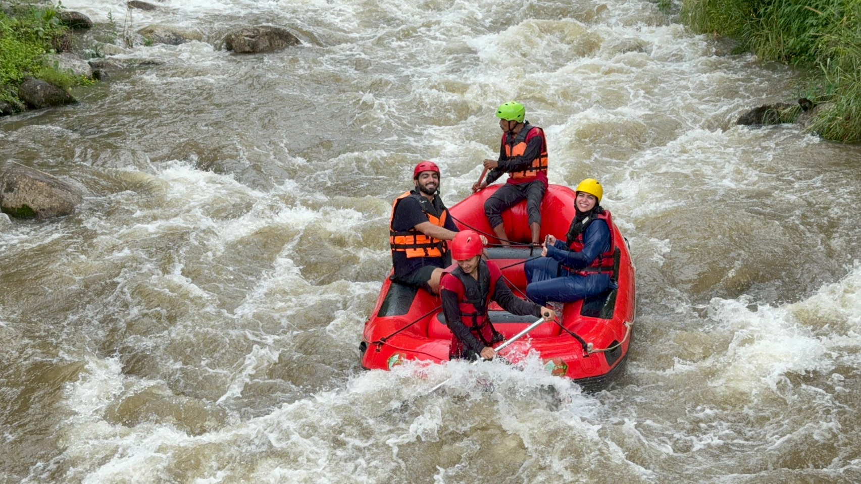 Rafting – ponton na rzece w dżungli