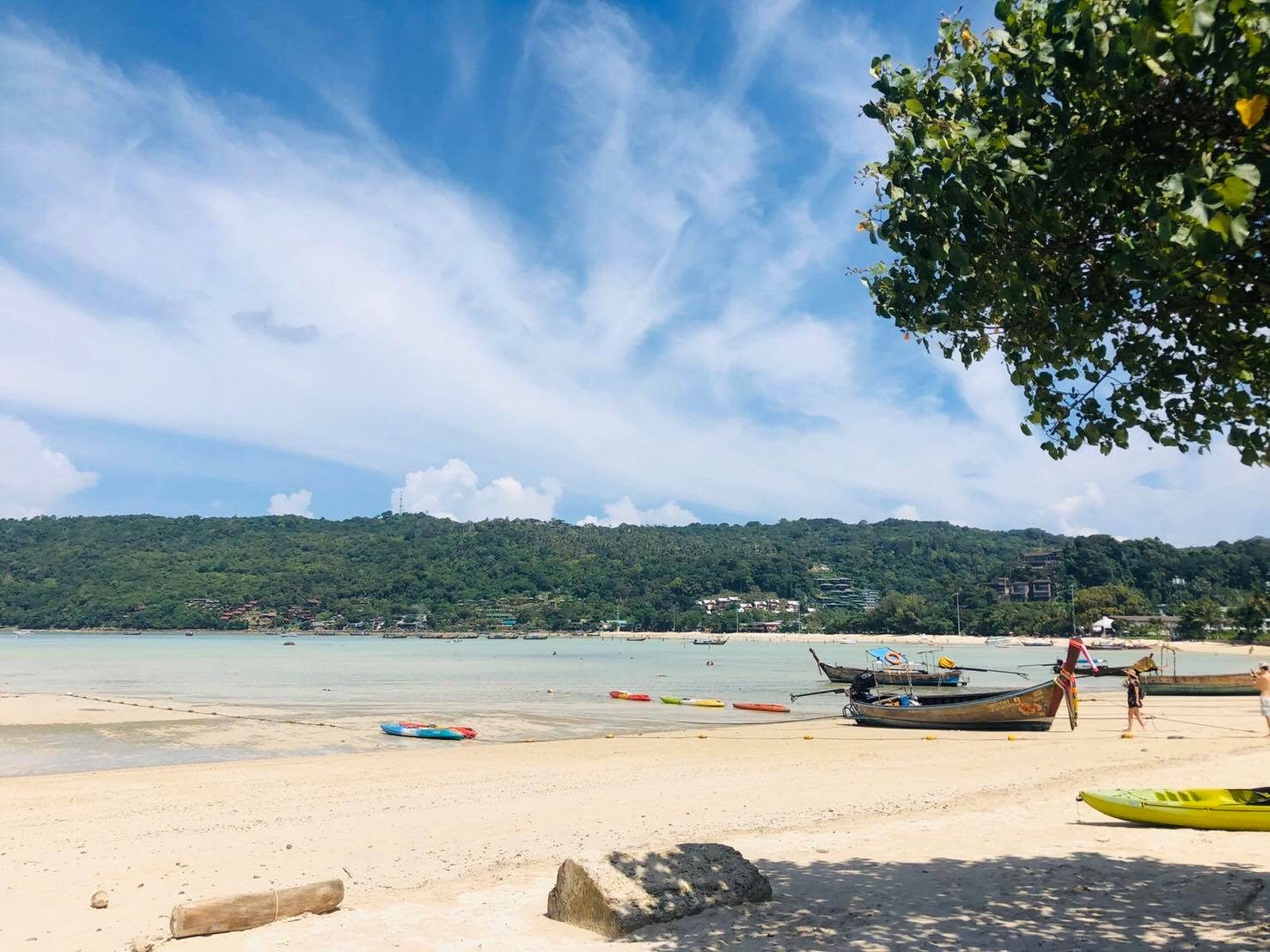 Plaża i łodzie longtail podczas wycieczki 4 Wyspy z Krabi w Tajlandii