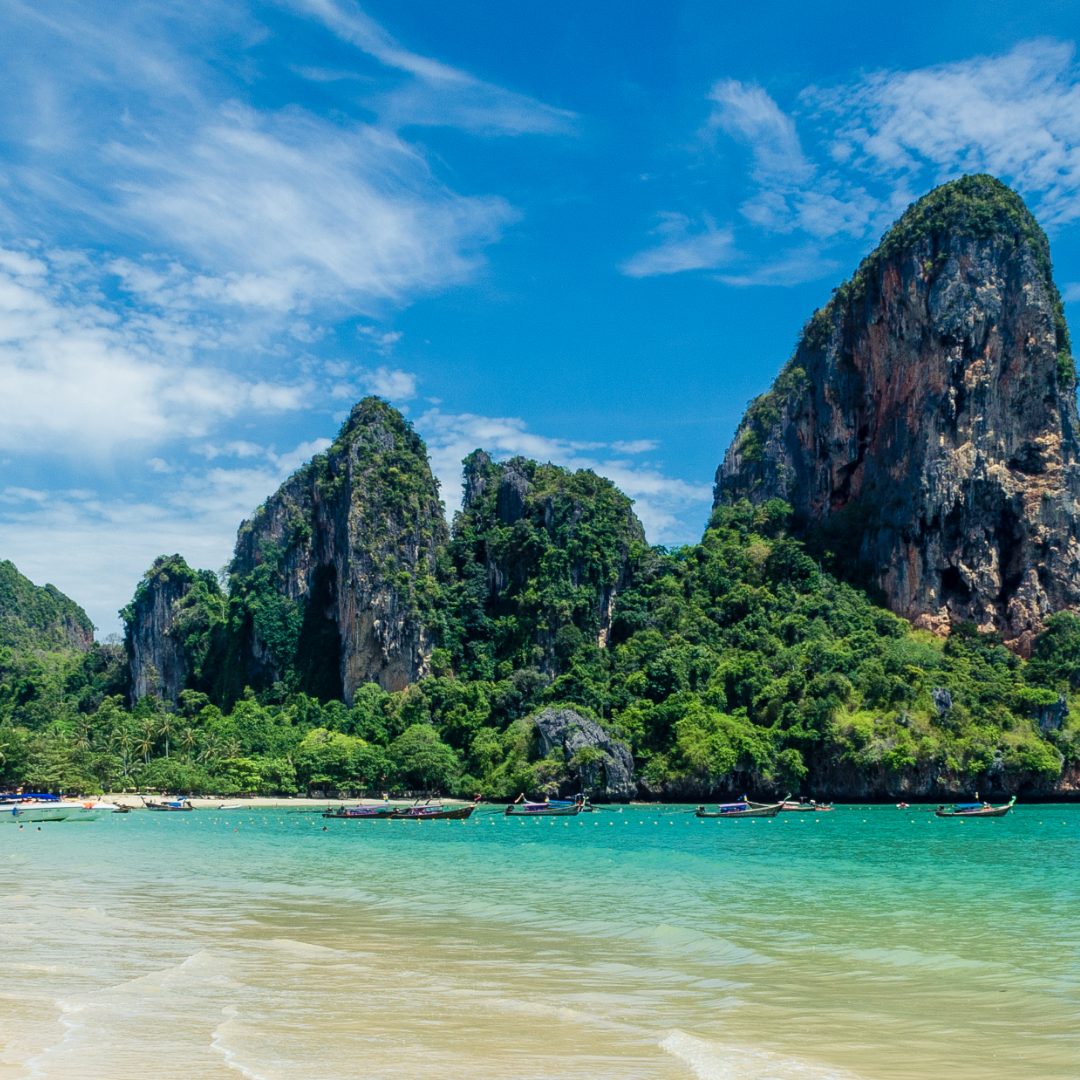 Plaża Railay w Krabi w listopadzie – widok na turkusowe morze, longtail i wapienne klify