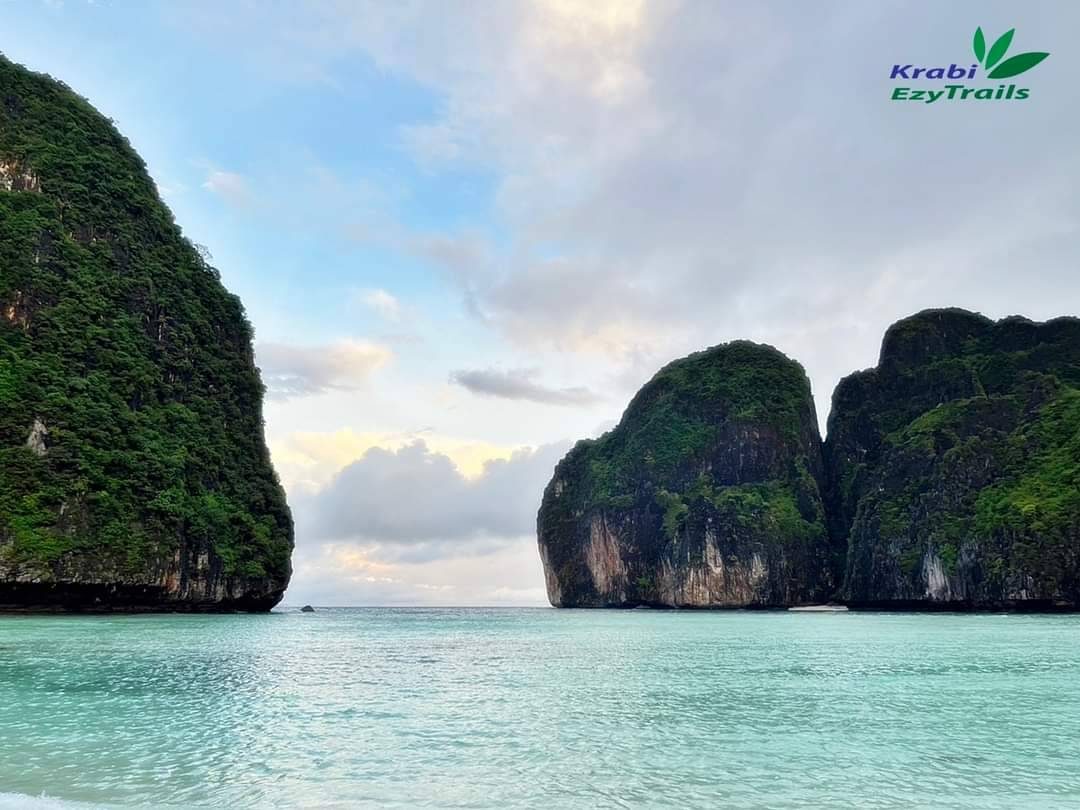 Wycieczka na Phi Phi z Phuket – którą opcję wybrać po otwarciu Maya Bay?