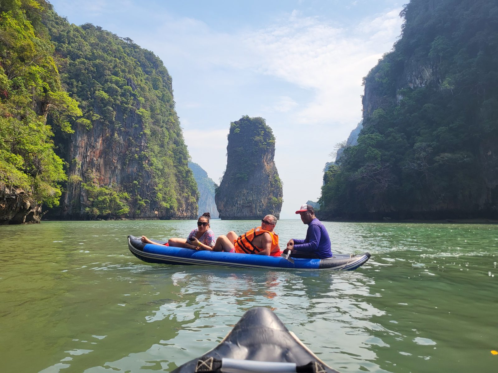 Kajaki pod wapiennymi klifami w zatoce Phang Nga na trasie Wyspa Jamesa Bonda